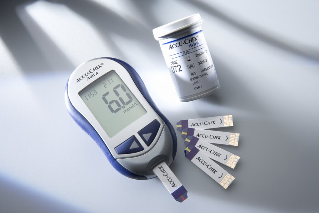 Accu-Chek Aviva: compact blood glucose meter with integrated infrared interface for transferring blood glucose results to a computer