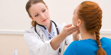 頸部摸到腫塊  可能是甲狀腺癌