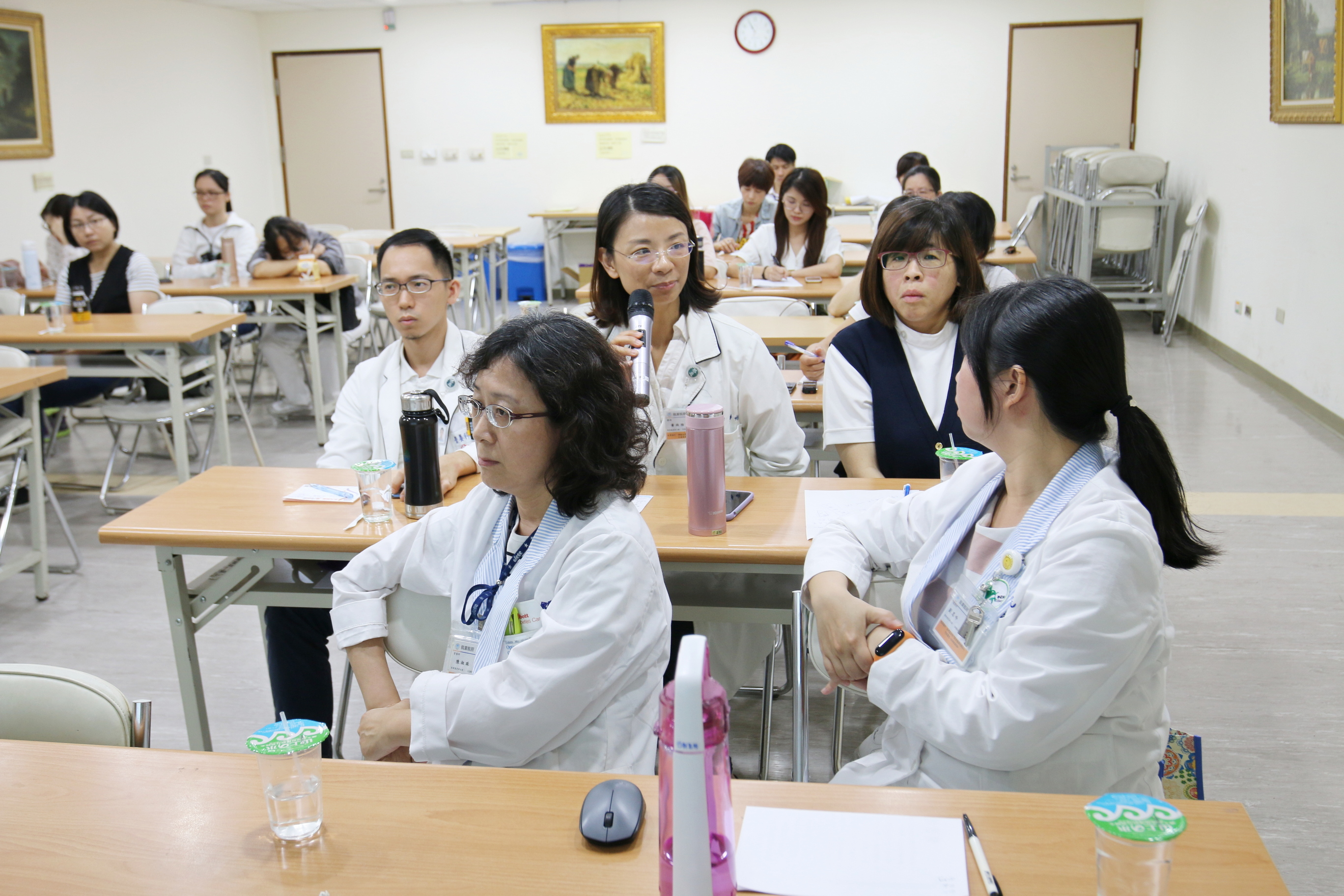 https://www.biomedviews.com/wp-content/uploads/2019/10/花蓮慈院藥師黃欣怡後排中在糖尿病困難討論會上與門諾醫院個管師劉思吟前右一交流。.jpg