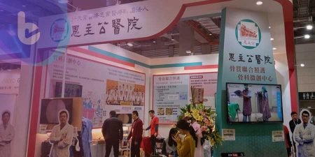 恩主公醫院幫民眾檢測骨質密度　同時展示新微創脊椎內視鏡模擬手術